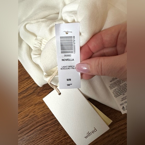 NWT ARITZIA WILFRED NOVELLA blouse light birch M - Picture 3 of 7